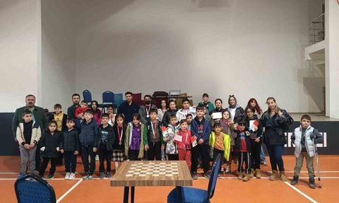 Hakkari'de Genç Satranççılar Yarıştı