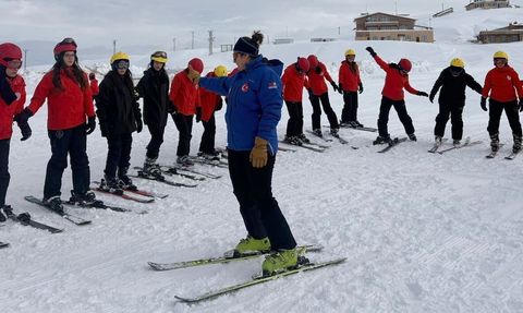 Hakkari’de Temel Kayak Eğitimleri Başladı
