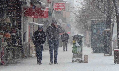 Kars'ta Kar Yağışı ve Halay Keyfi