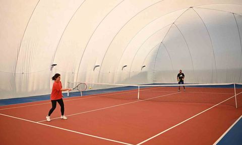 Kuşadası’nda Balon Kort Sporseverlerin Gözdesi Oldu