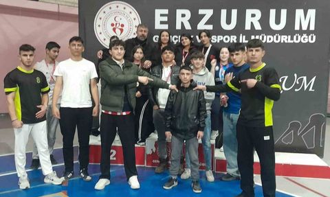 Oltulu Lise Öğrencileri Bilek Güreşinde Zirveye Oynadı