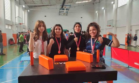 Salihli İmam Hatipli Kızlar Bilek Güreşi Başarısı