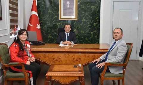 Salihli Kaymakamı Güldoğan’dan Başarılı Judocu Yadigar Talayhan’a Plaket