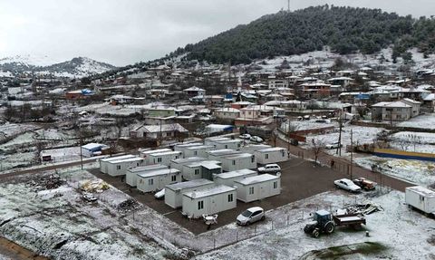 Sındırgı'da Kar ve Buzlanma Yaşamı Zorluyor