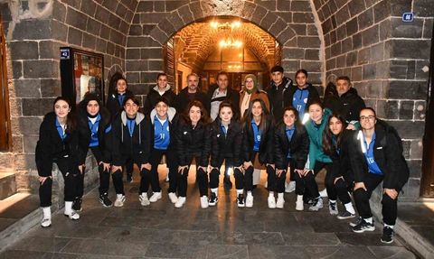 Siverek Belediyesi'nden Ağrı Kadın Futbol Takımına Destek