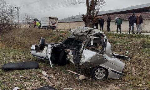 Tokat'ta Korkunç Kaza: Otomobil İkiye Ayrıldı