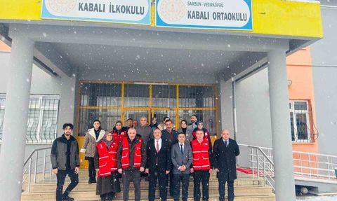 Türk Kızılay Vezirköprü'de 88 Öğrenciyi Kış Hediyesiyle Sevindirdi