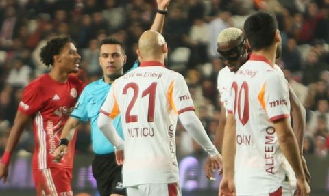 Victor Osimhen Cezalı Duruma Düştü