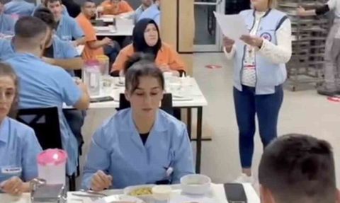 Yazaki Metal İşçileri Çatal-Kaşıklı Eylemle Zam Teklifini Protesto Etti