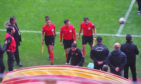 Yeni Malatyaspor'un 7 Oyuncuyla Sahaya Çıkmasıyla Maç Tatil Edildi