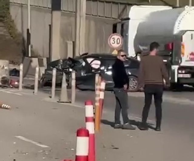 Kocaeli'de Gişelere Çarpan Otomobil Kazası