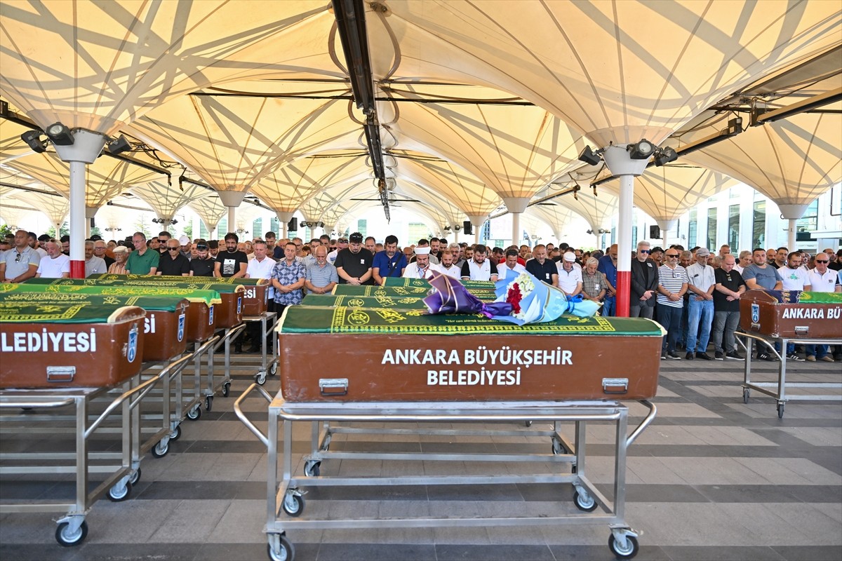 Adana'da 82 yaşında hayatını kaybeden tiyatro sanatçısı, sinema ve dizi oyuncusu Şener Kökkaya...