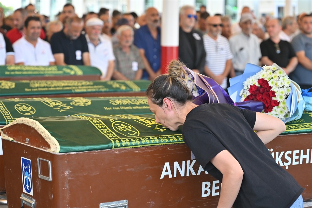 Adana'da 82 yaşında hayatını kaybeden tiyatro sanatçısı, sinema ve dizi oyuncusu Şener Kökkaya...