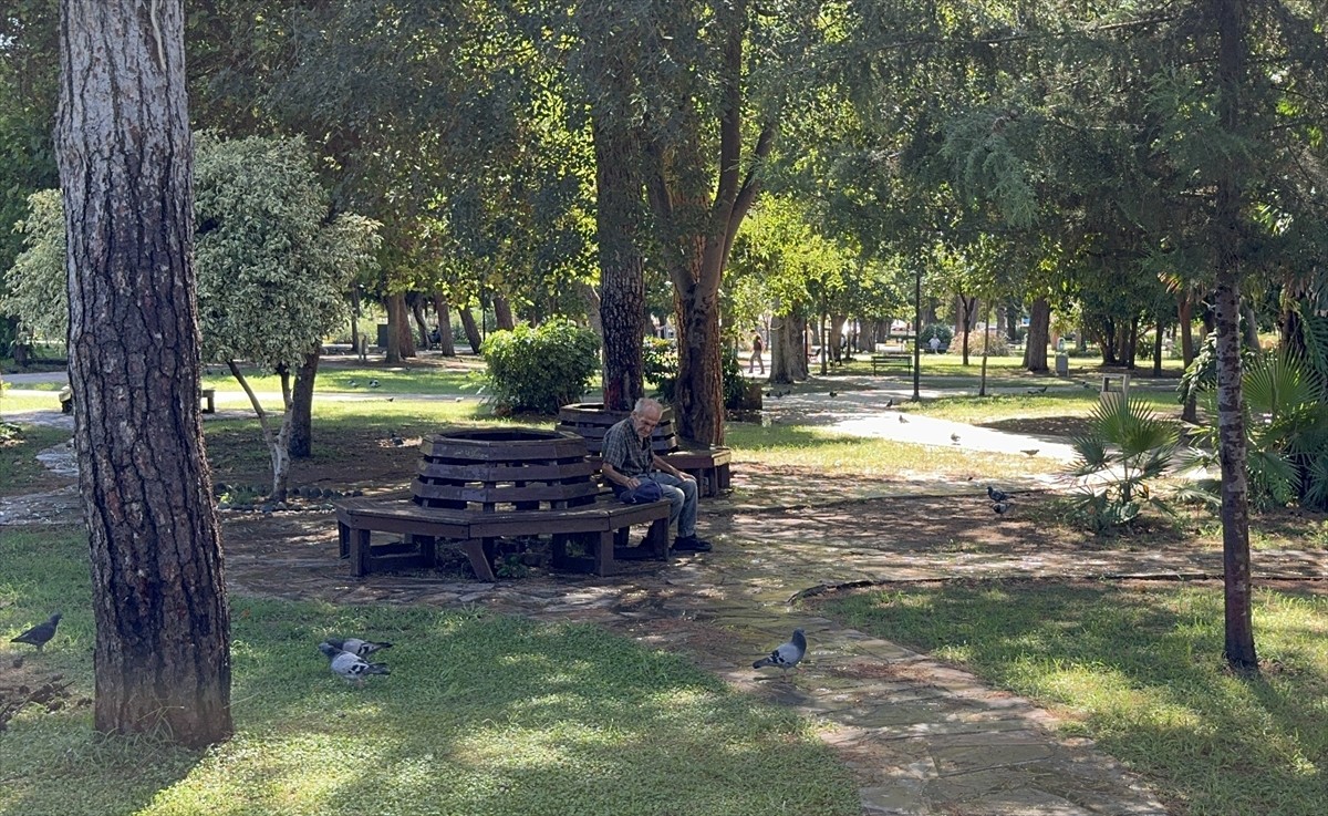 Adana'da etkisini sürdüren sıcak hava vatandaşları bunaltıyor. Kentte gün ortasında hava sıcaklığı...