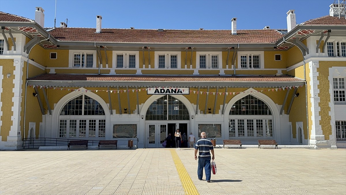 Adana'da etkisini sürdüren sıcak hava vatandaşları bunaltıyor. Kentte gün ortasında hava sıcaklığı...
