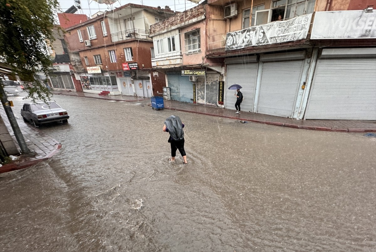 Adana'da sabah saatlerinde başlayan sağanak etkili oldu. Sağanak nedeniyle bazı cadde ve...