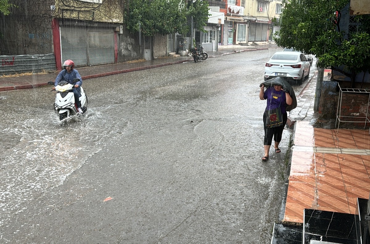 Adana'da sabah saatlerinde başlayan sağanak etkili oldu. Sağanak nedeniyle bazı cadde ve...