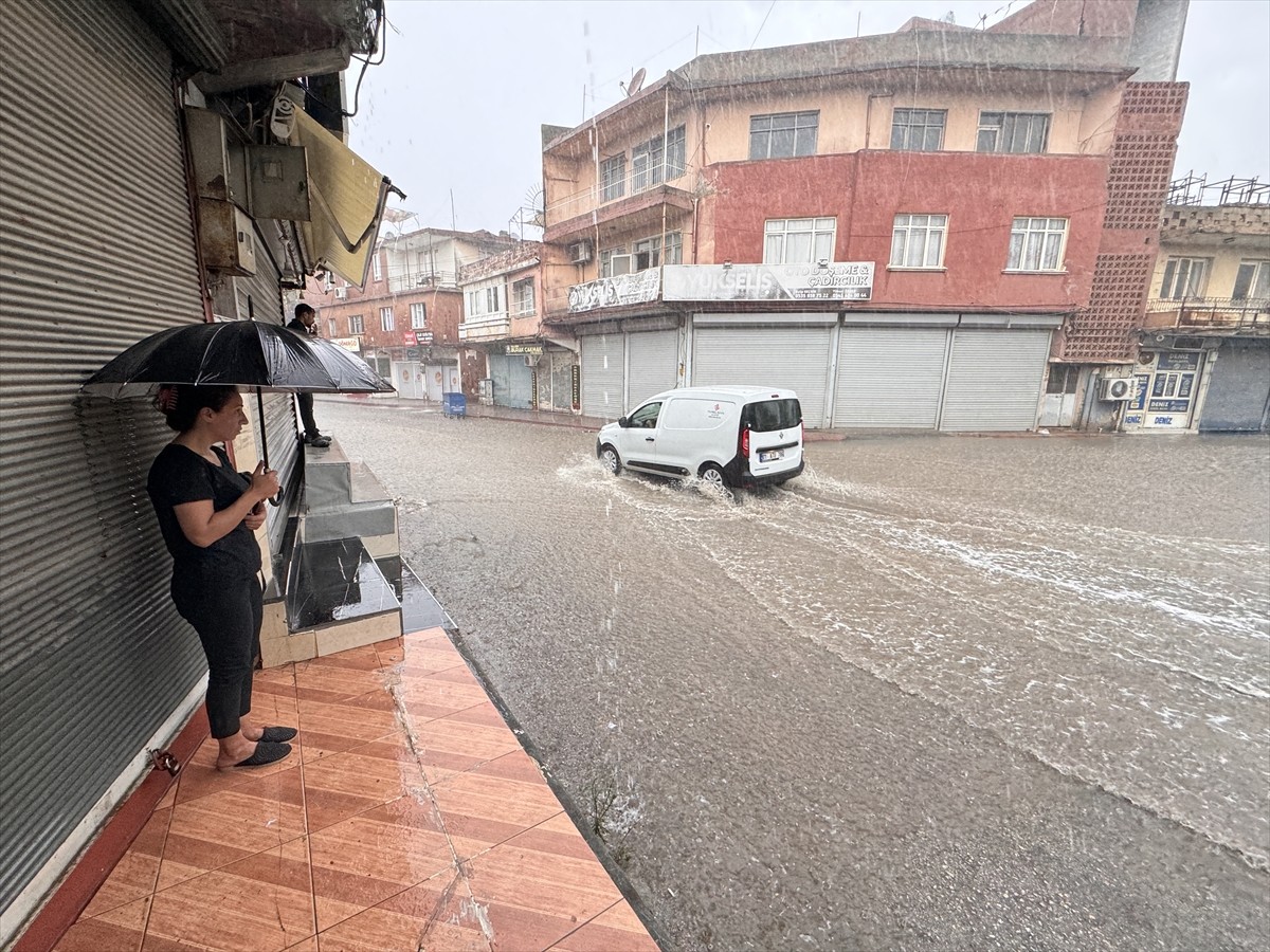Adana'da sabah saatlerinde başlayan sağanak etkili oldu. Sağanak nedeniyle bazı cadde ve...