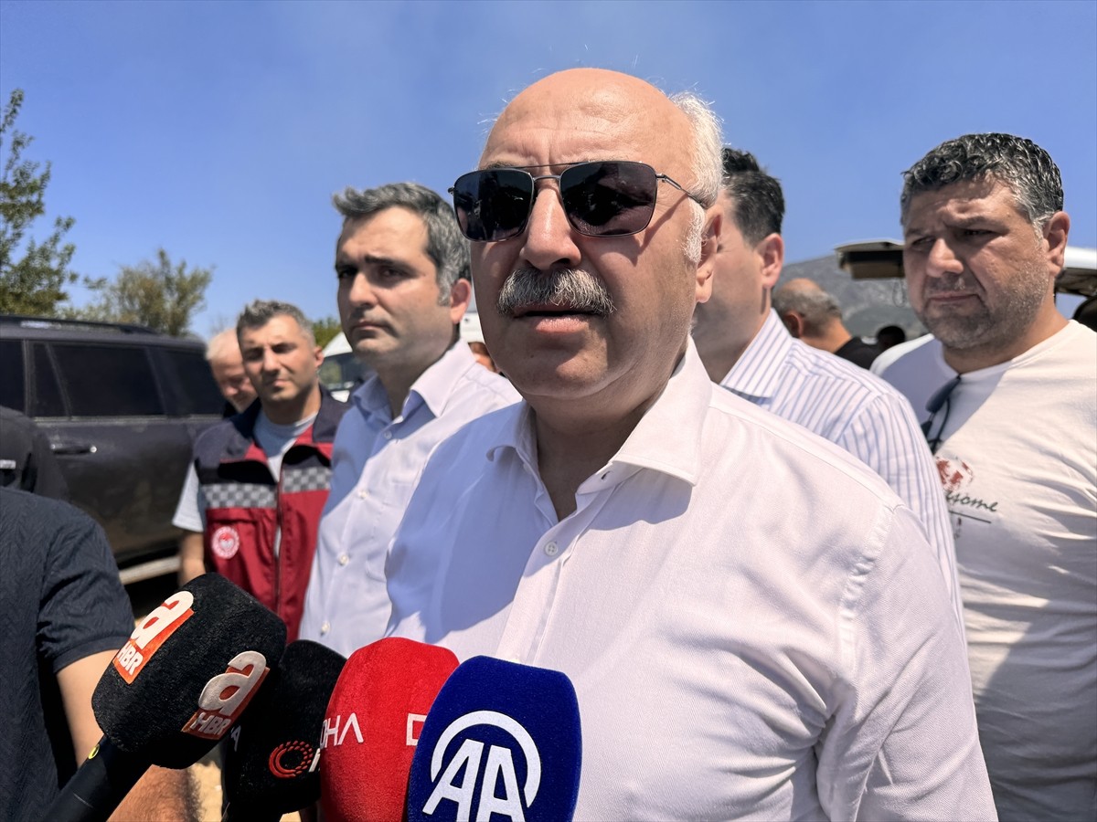 Adana'nın Kozan ilçesinde çıkan orman yangınına karadan ve havadan müdahale ediliyor. Adana Valisi...