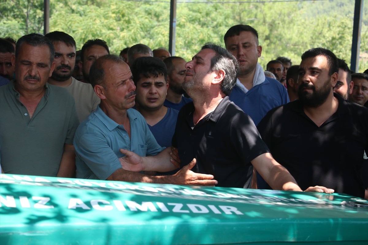 Adana'nın merkez Çukurova ilçesinde, köprüden baraj gölüne düşen otomobilde hayatını kaybeden...