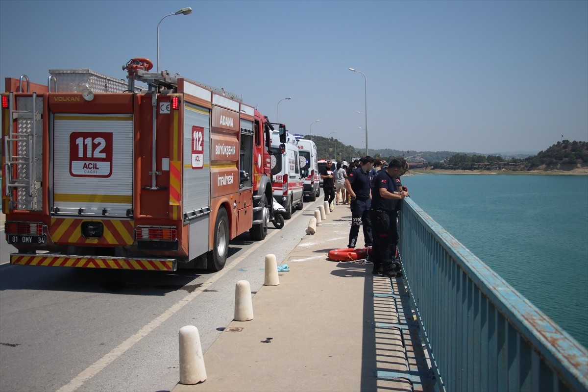 Adana'nın merkez Çukurova ilçesinde, köprüden baraj gölüne düşen otomobilde oldukları...