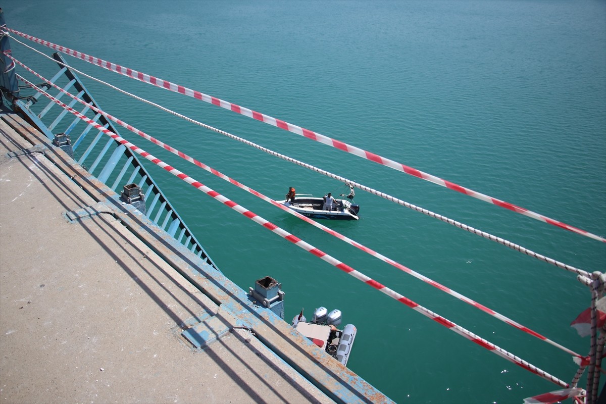 Adana'nın merkez Çukurova ilçesinde, köprüden baraj gölüne düşen otomobilde oldukları...