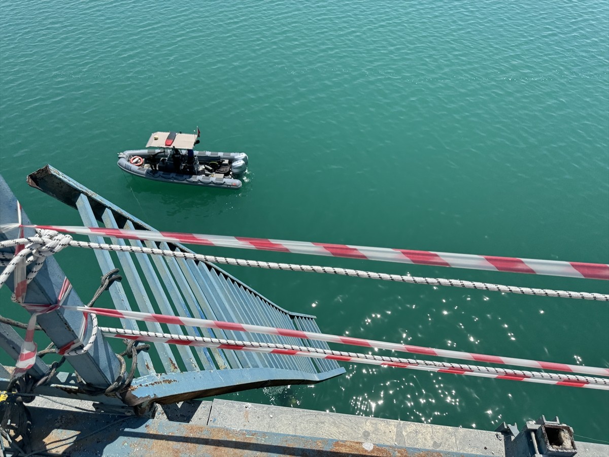 Adana'nın merkez Çukurova ilçesinde, köprüden baraj gölüne düşen otomobilde oldukları...