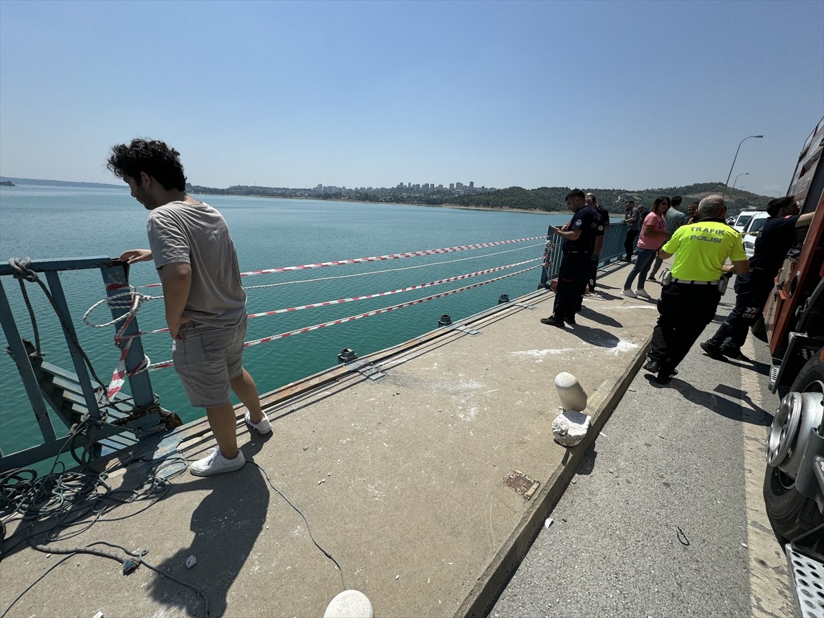 Adana'nın merkez Çukurova ilçesinde, köprüden baraj gölüne düşen otomobilde oldukları...
