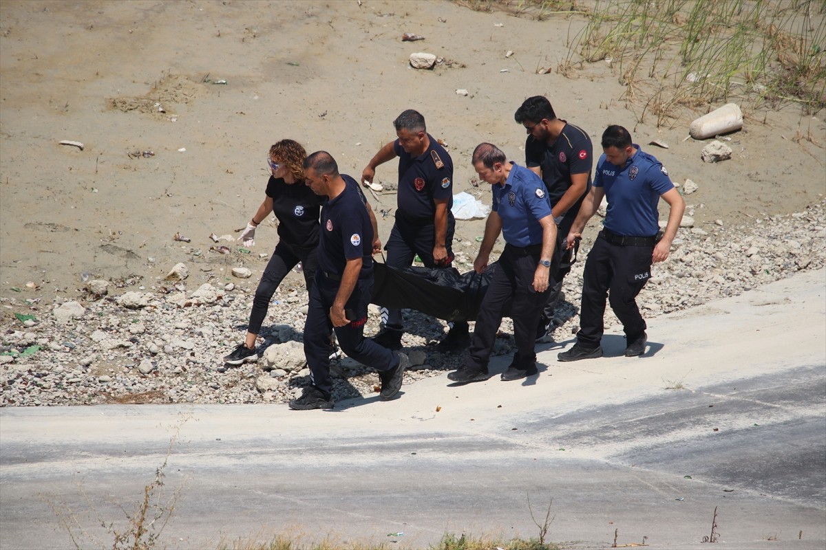 Adana'nın merkez Çukurova ilçesinde, köprüden baraj gölüne düşen otomobildeki 1 çocuğun cesedi...