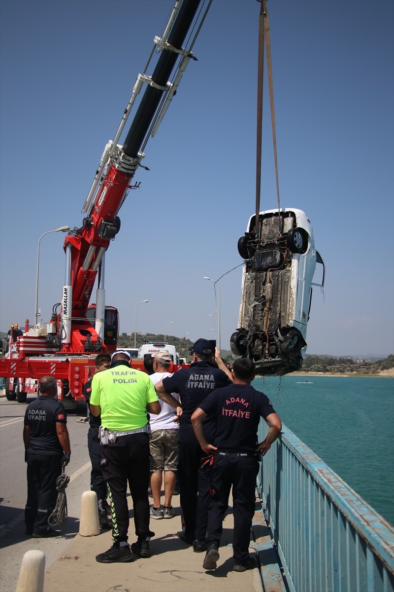 Adana'nın merkez Çukurova ilçesinde, köprüden baraj gölüne düşen otomobildeki çift ve 2 çocuğu...