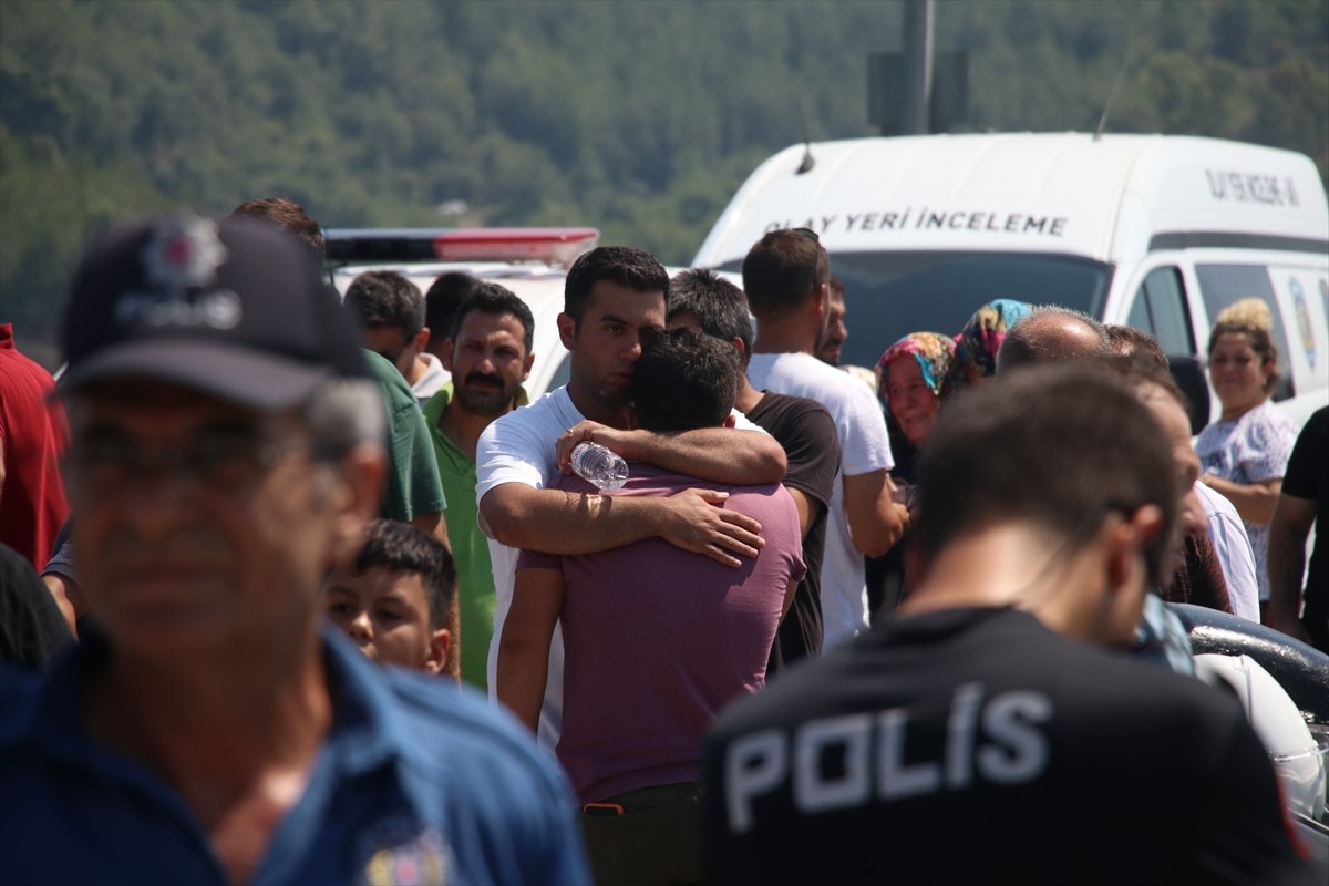 Adana'nın merkez Çukurova ilçesinde, köprüden baraj gölüne düşen otomobildeki çift ve 2 çocuğu...