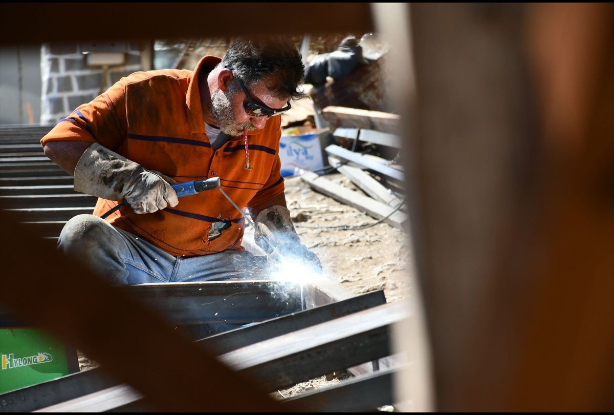 Adıyaman'da, Atatürk Baraj Gölü kıyısında bulunan Kızılin Kanyonu'nun turizme kazandırılması için...