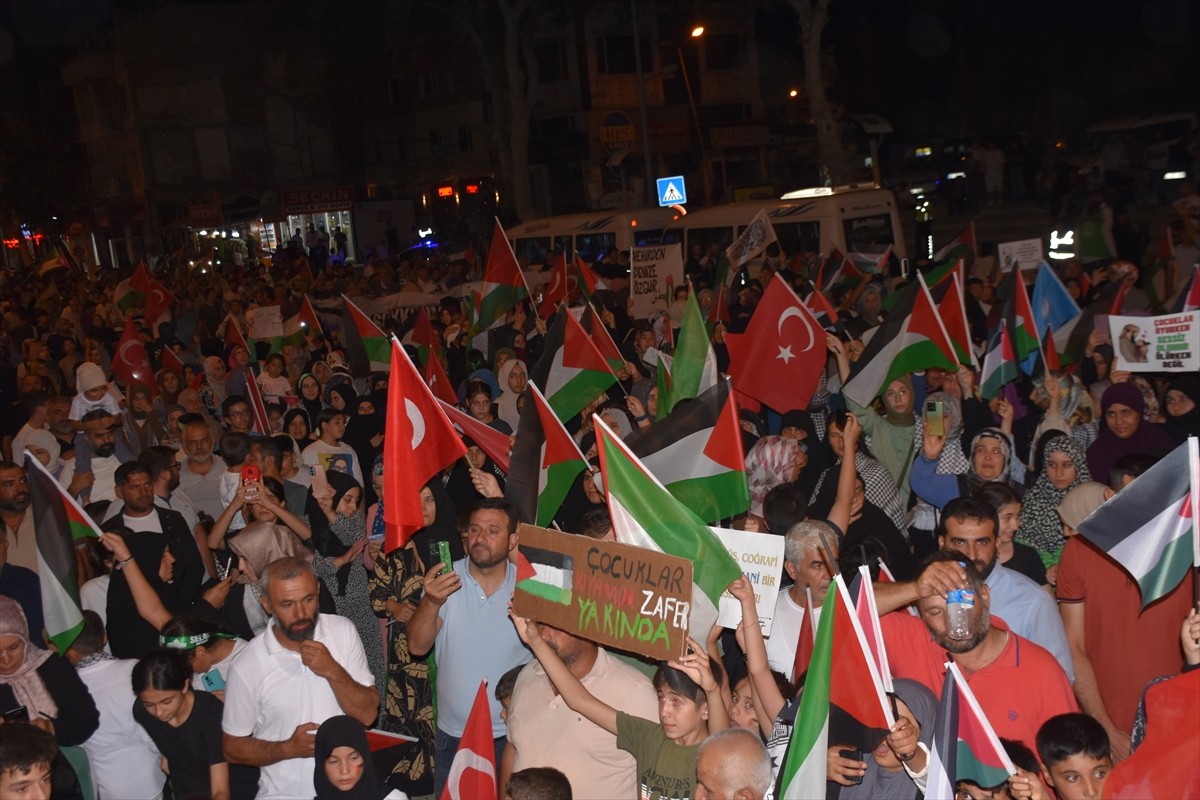 Adıyaman'da toplanan bir grup, İsrail'in Gazze'ye yönelik saldırılarına tepki gösterdi....