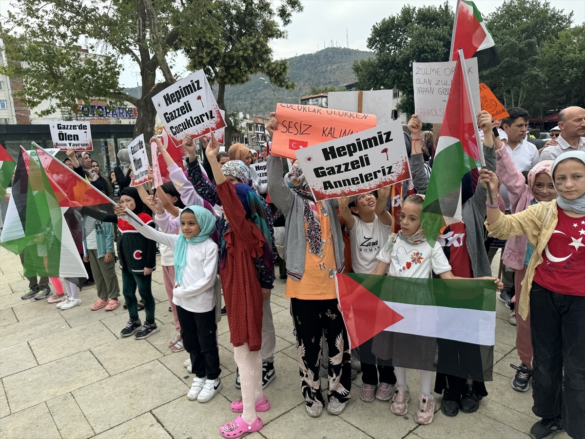 Afyonkarahisar'da bir grup çocuk, İsrail'in Gazze'ye yönelik saldırılarına tepki gösterdi....