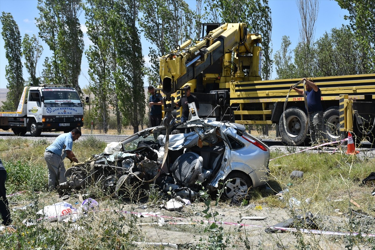 Afyonkarahisar'ın Çay ilçesinde tırla çarpışan otomobildeki çift ile çocukları hayatını kaybetti...