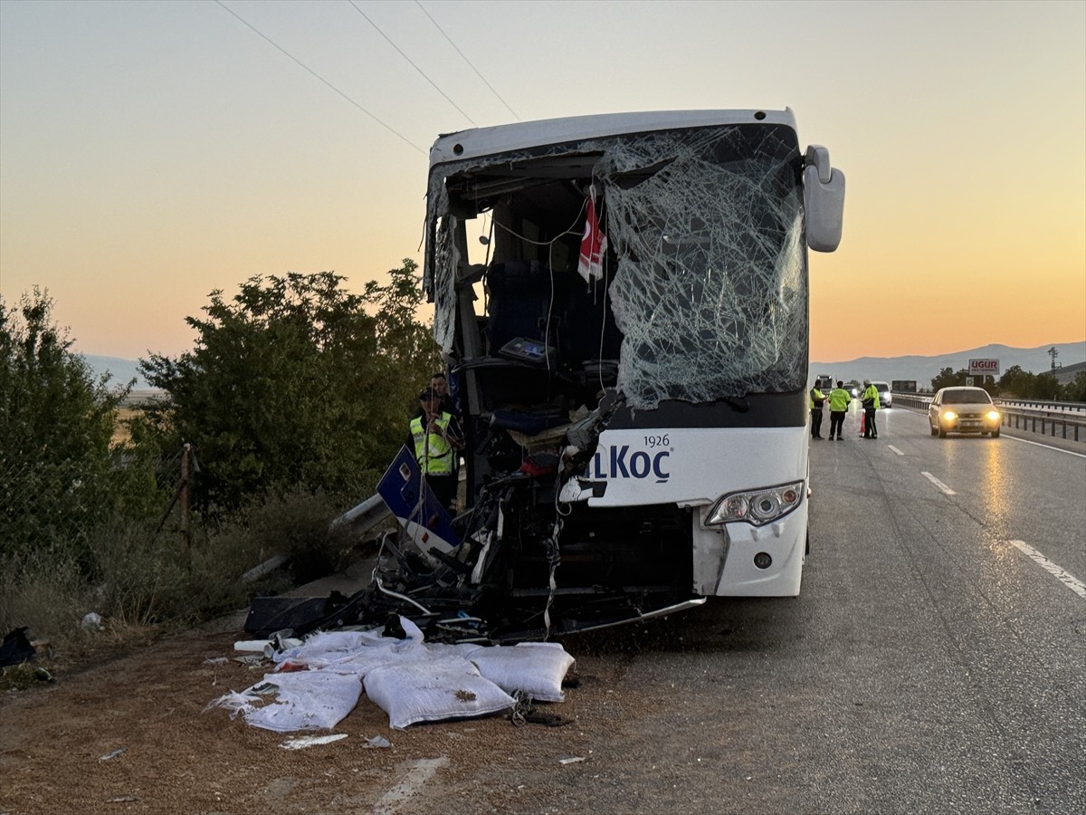 Afyonkarahisar'ın Sandıklı ilçesinde yolcu otobüsü ile yem yüklü kamyonun çarpışması sonucu 1...