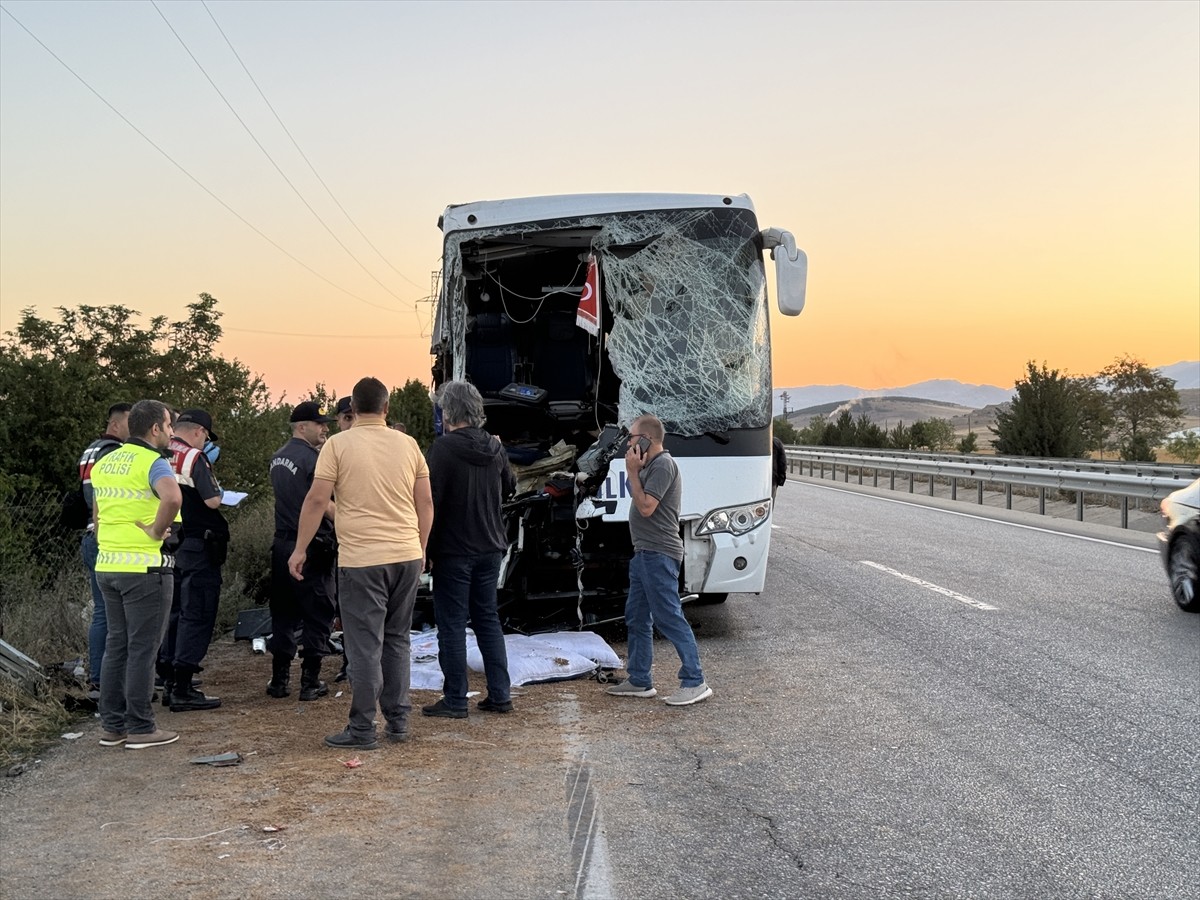 Afyonkarahisar'ın Sandıklı ilçesinde yolcu otobüsü ile yem yüklü kamyonun çarpışması sonucu 1...