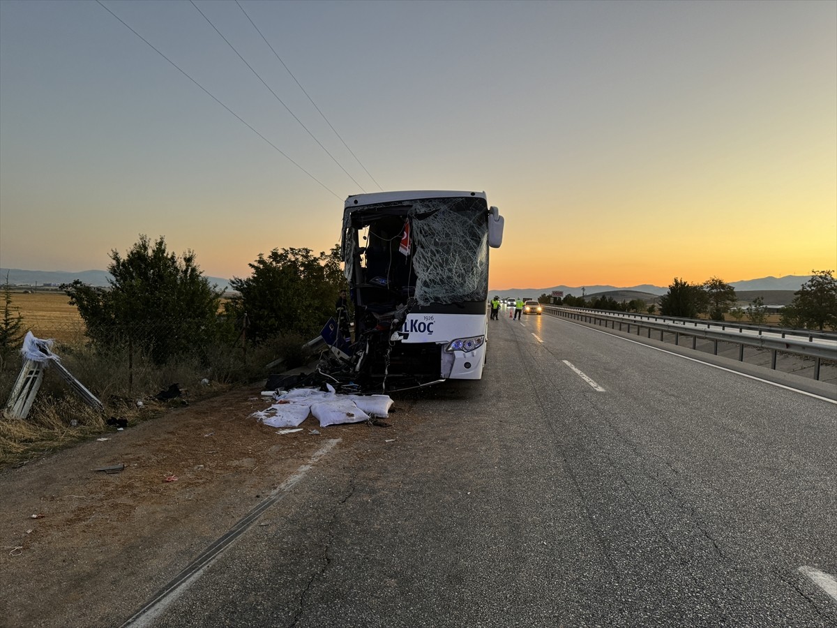 Afyonkarahisar'ın Sandıklı ilçesinde yolcu otobüsü ile yem yüklü kamyonun çarpışması sonucu 1...