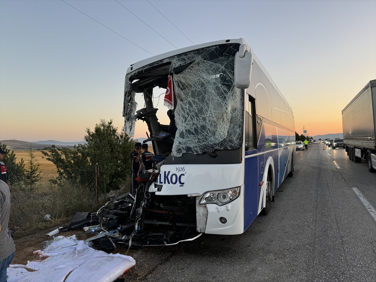 Afyonkarahisar'ın Sandıklı ilçesinde yolcu otobüsü ile yem yüklü kamyonun çarpışması sonucu 1...