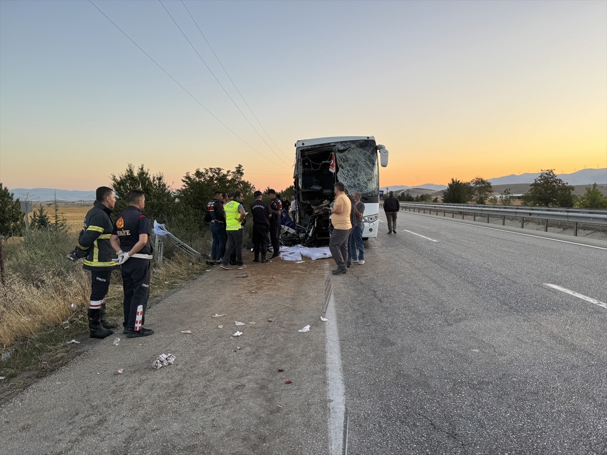 Afyonkarahisar'ın Sandıklı ilçesinde yolcu otobüsü ile yem yüklü kamyonun çarpışması sonucu 1...