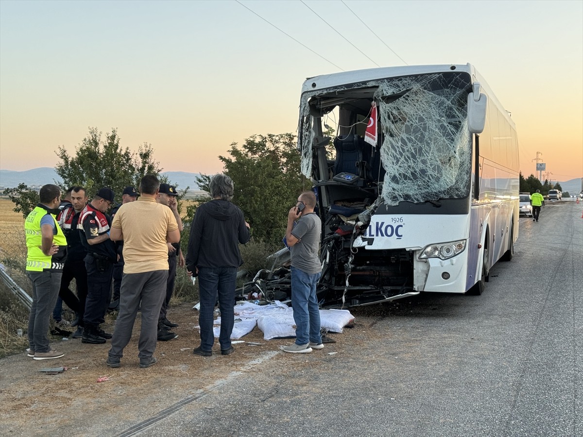 Afyonkarahisar'ın Sandıklı ilçesinde yolcu otobüsü ile yem yüklü kamyonun çarpışması sonucu 1...