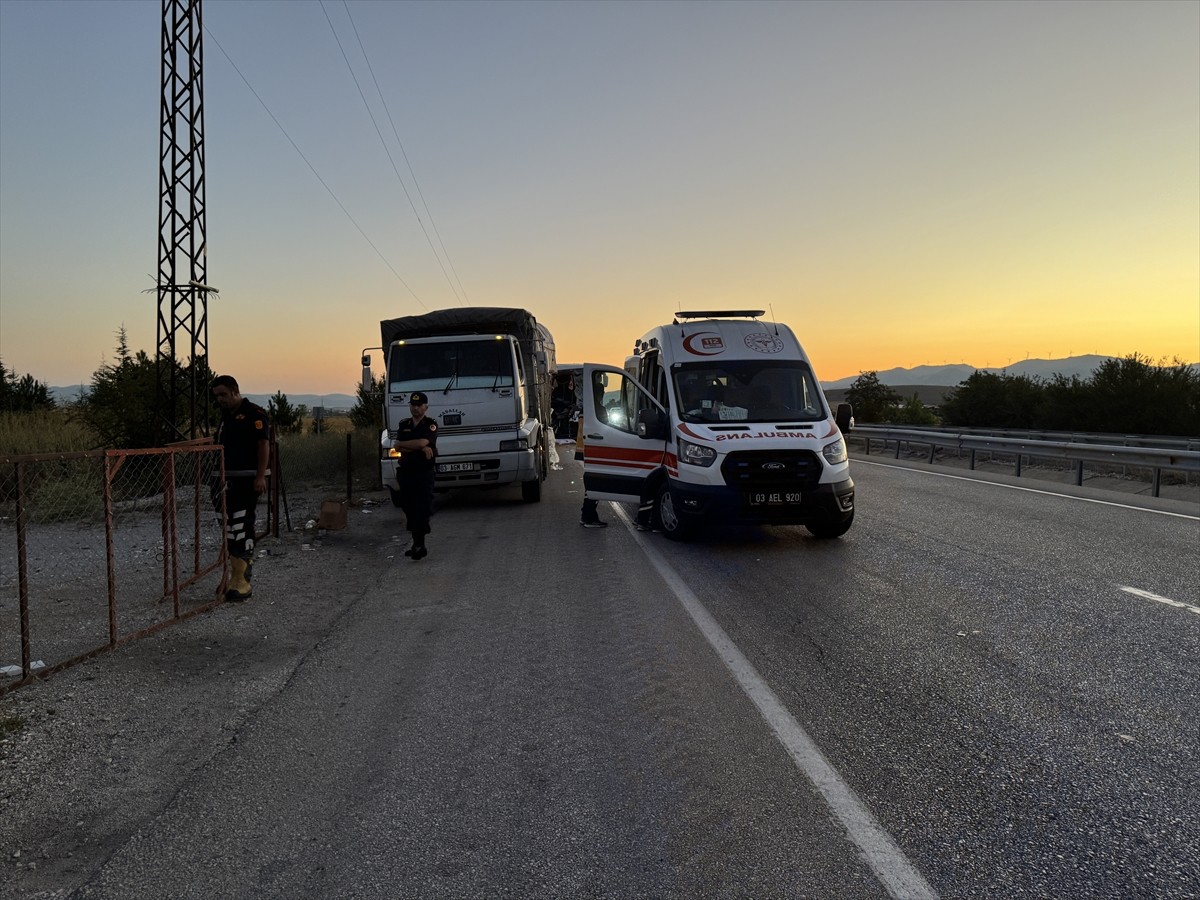Afyonkarahisar'ın Sandıklı ilçesinde yolcu otobüsü ile yem yüklü kamyonun çarpışması sonucu 1...