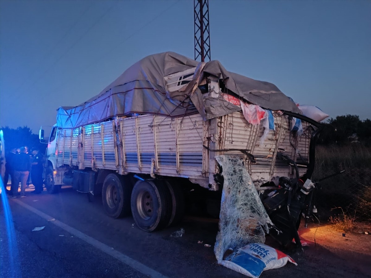 Afyonkarahisar'ın Sandıklı ilçesinde yolcu otobüsü ile yem yüklü kamyonun çarpışması sonucu 1 kişi...