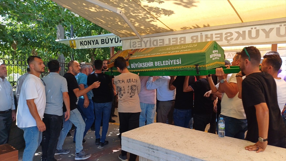 Afyonkarahisar'ın Sandıklı ilçesinde yolcu otobüsü ile yem yüklü kamyonun çarpışması sonucu...