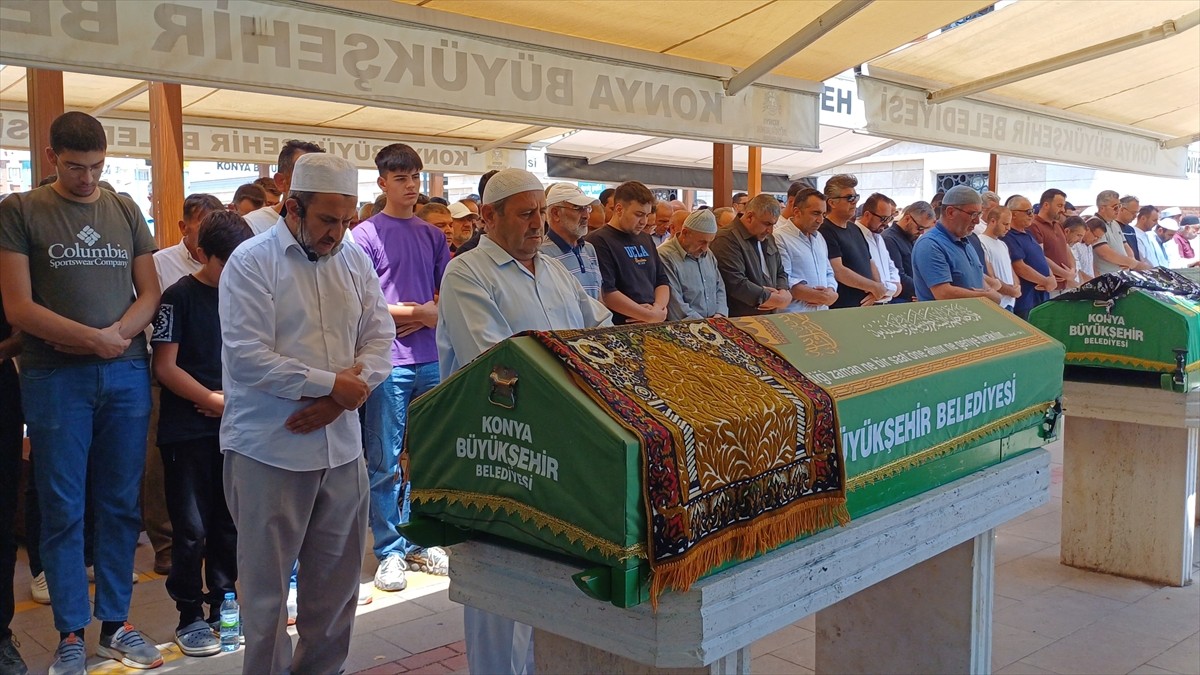 Afyonkarahisar'ın Sandıklı ilçesinde yolcu otobüsü ile yem yüklü kamyonun çarpışması sonucu...