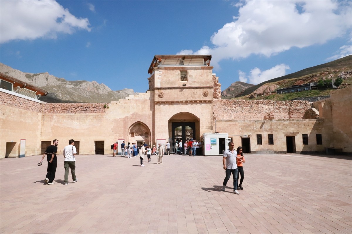 Ağrı'nın Doğubayazıt ilçesinde Osmanlı'nın Anadolu'daki en seçkin eserleri arasında yer alan...