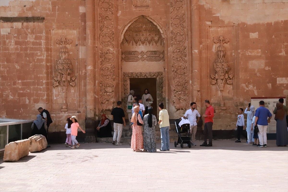 Ağrı'nın Doğubayazıt ilçesinde Osmanlı'nın Anadolu'daki en seçkin eserleri arasında yer alan...