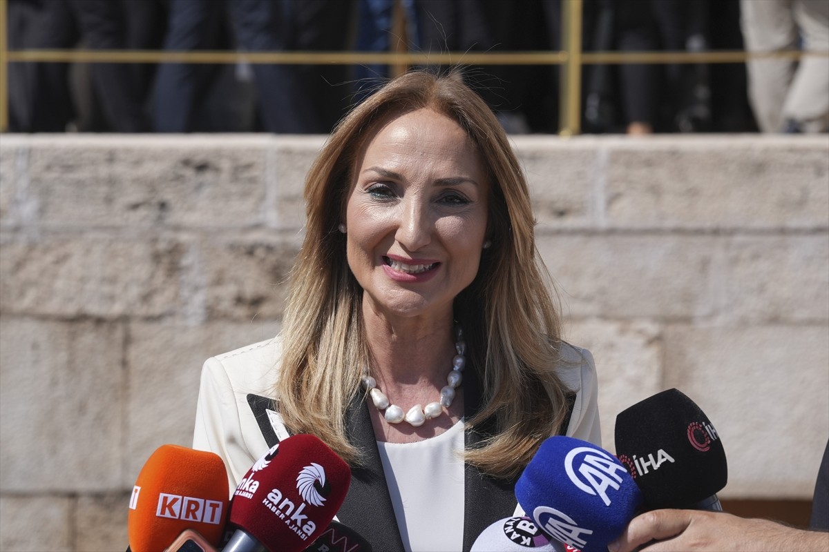 Aile ve Sosyal Hizmetler Bakanı Mahinur Özdemir Göktaş, CHP Genel Başkan Yardımcısı ve Kadın...