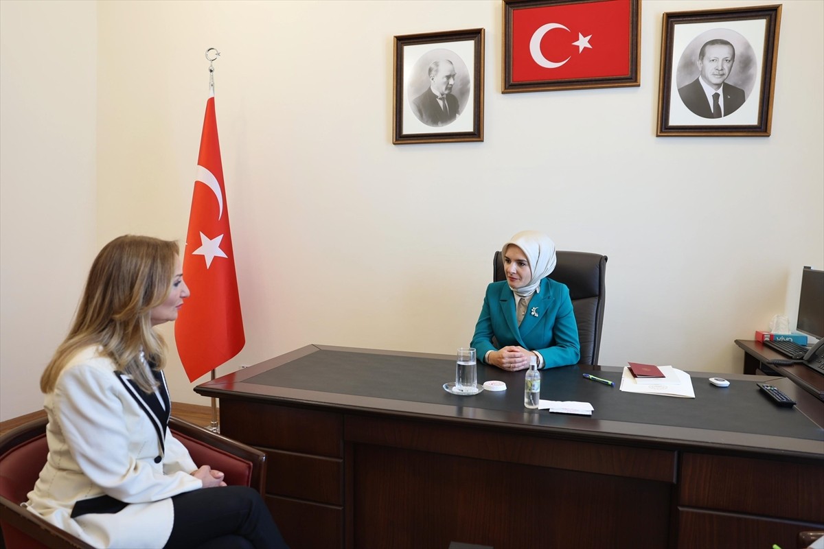 Aile ve Sosyal Hizmetler Bakanı Mahinur Özdemir Göktaş (sağda), CHP Genel Başkan Yardımcısı ve...