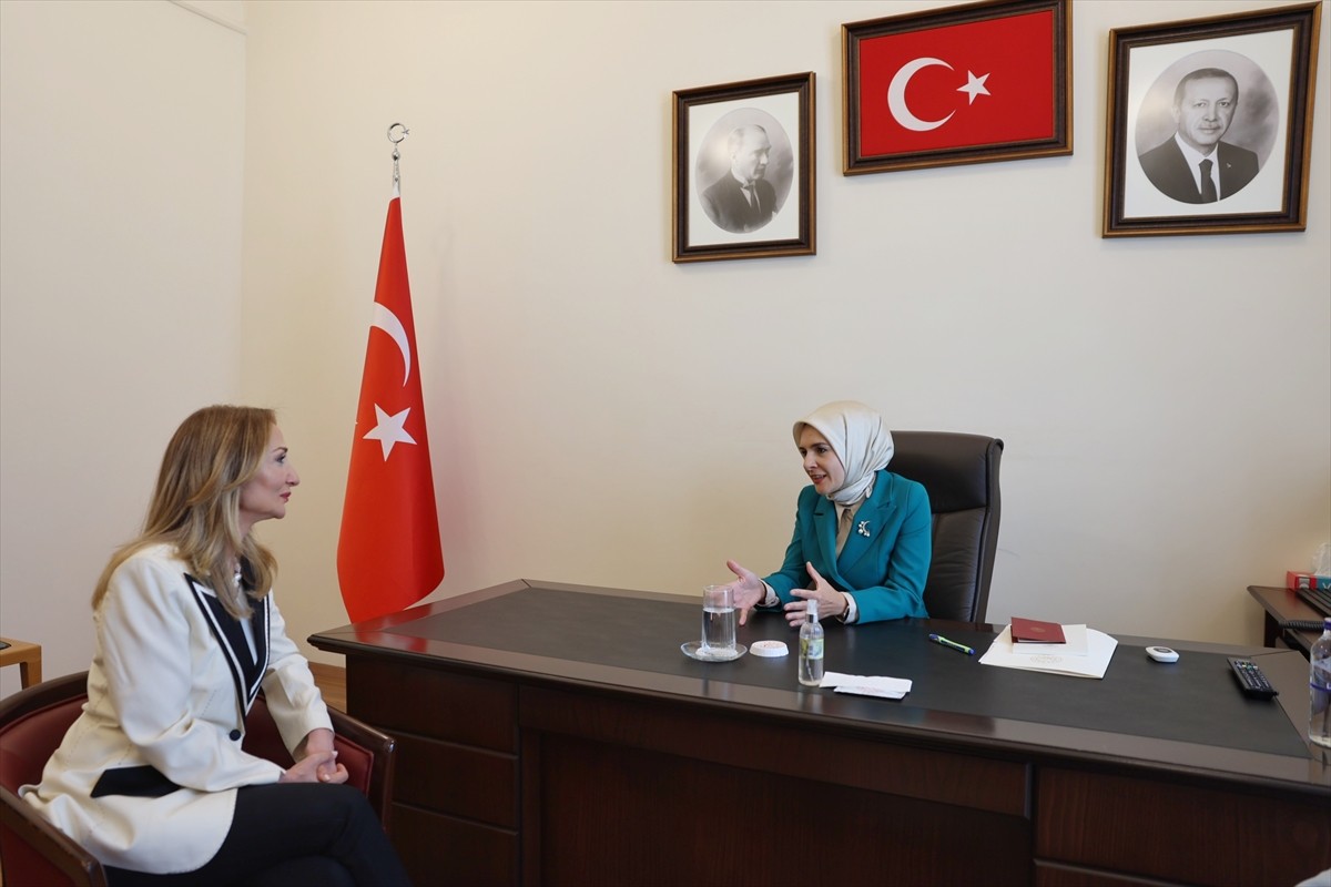 Aile ve Sosyal Hizmetler Bakanı Mahinur Özdemir Göktaş (sağda), CHP Genel Başkan Yardımcısı ve...